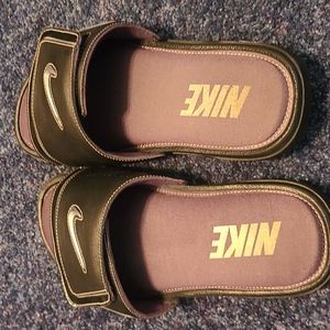 Mens Nike slides size 10, black with padding for comfort